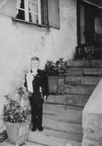 Hans-Jürgen Wehrle zur Erstkommunion beim Simonshof, entstanden im April 1963, 4 Wochen später, weil am eigentlichen Weißen Sonntag keine Kamera zugegen war, fotografiert von Wilhelm Hug vom Gallihof