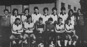 Trainer Linsenmaier (stehend r.) neben Kapitän Reiner (2. v. r.) in der Jubiläumsmannschaft 1980
