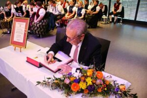 Beim Eintrag ins Goldene Buch der Gemeinde als frisch ernannter Ehrenbürger (Foto: Karin Heiß, Badische Zeitung)